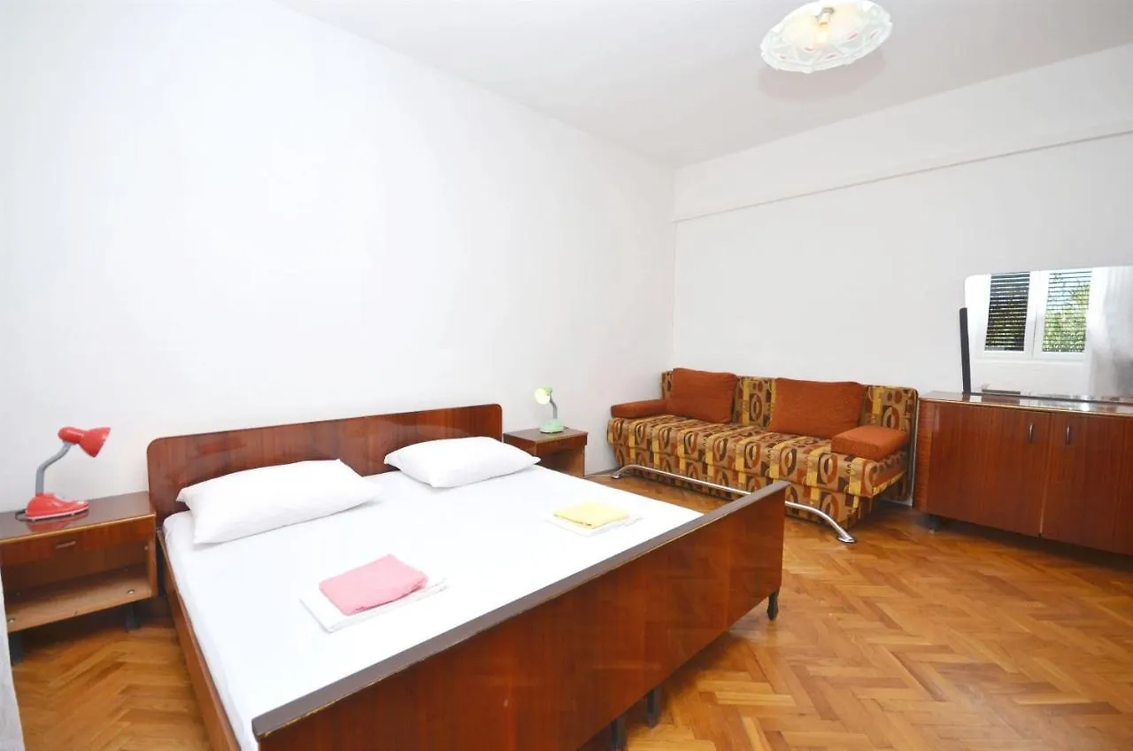 Apartments Andelka باغ