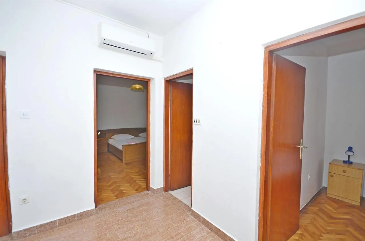 Apartments Andelka باغ