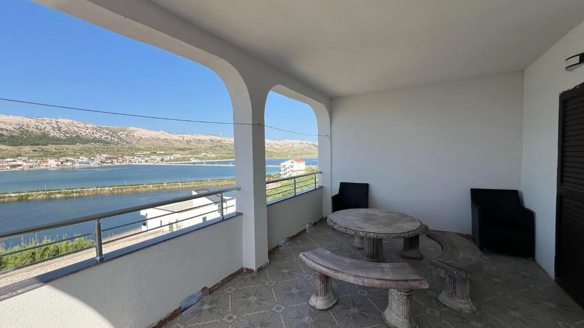 Apartments Andelka باغ