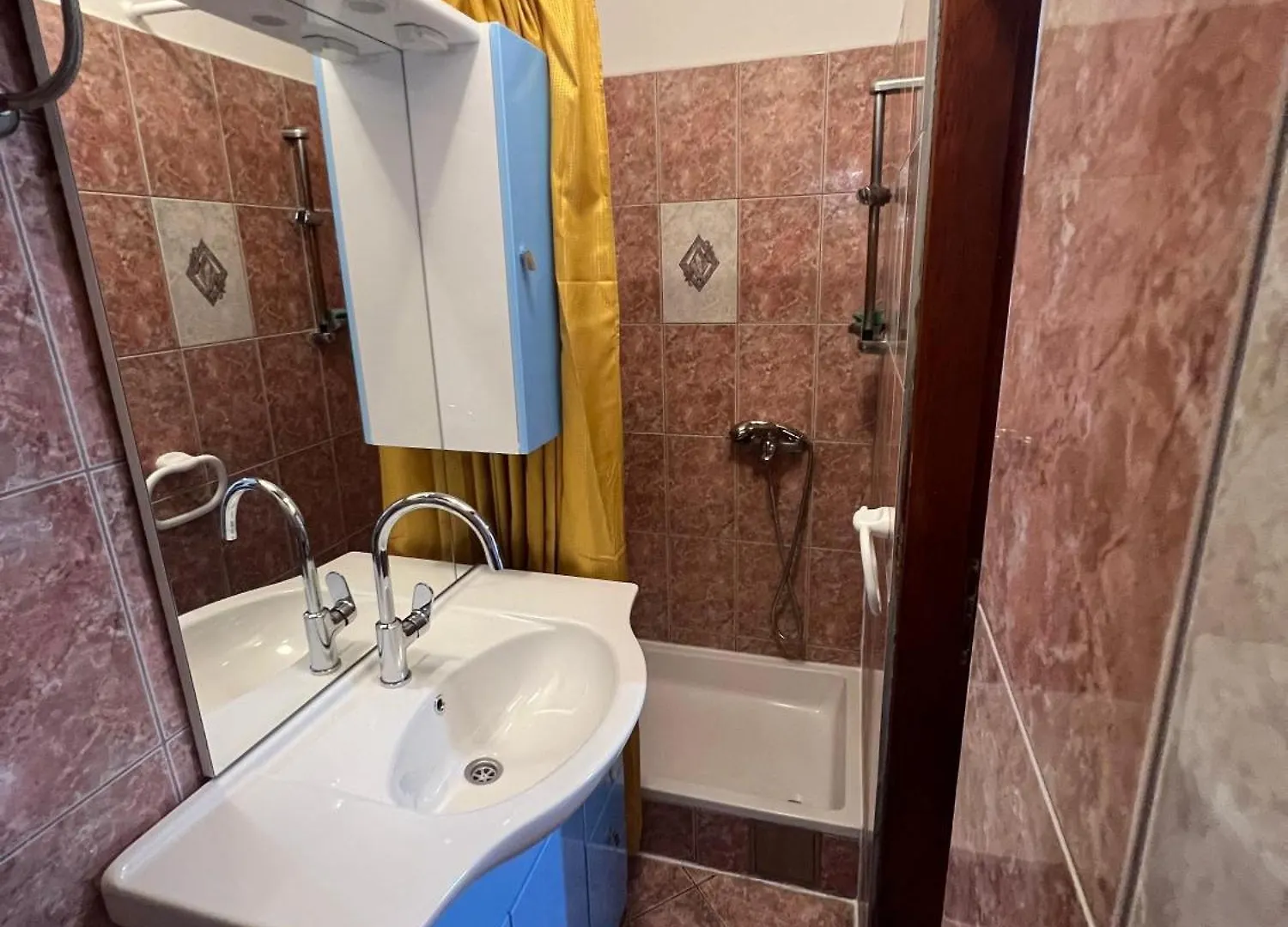 Apartments Andelka باغ