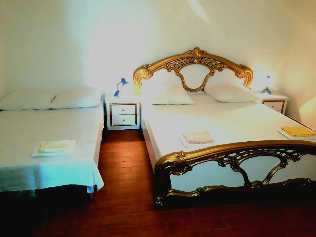Apartments Andelka باغ