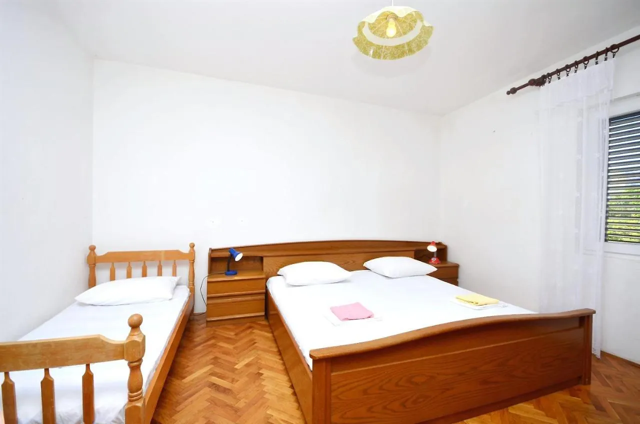 Apartments Andelka باغ